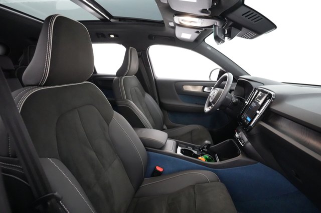 2023 Volvo XC40 Recharge — photo 16 of 31