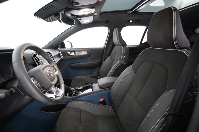 2023 Volvo XC40 Recharge — photo 14 of 31