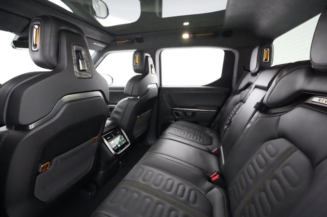 2022 Rivian R1T — photo 18 of 31