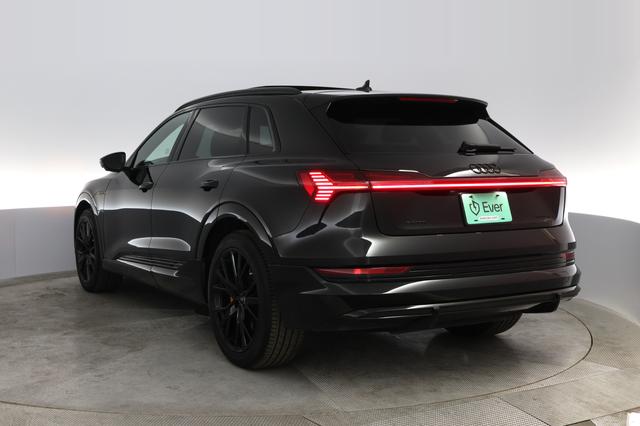 2022 Audi e-tron — photo 9 of 46
