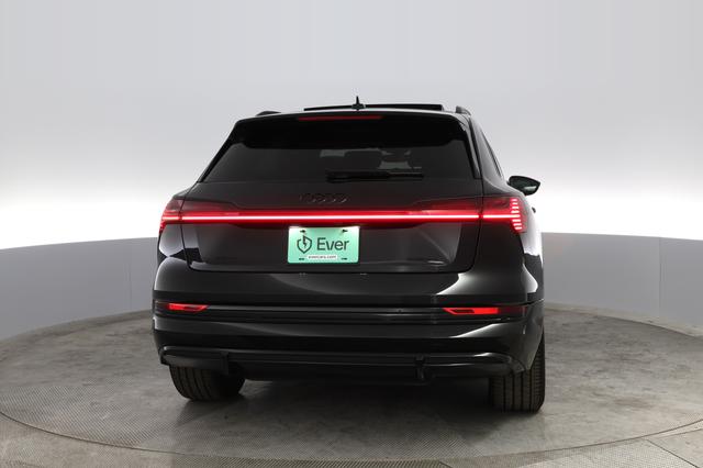 2022 Audi e-tron — photo 8 of 46