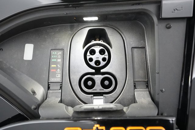 2022 Audi e-tron — photo 19 of 46