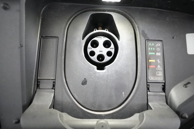 2022 Audi e-tron — photo 20 of 46
