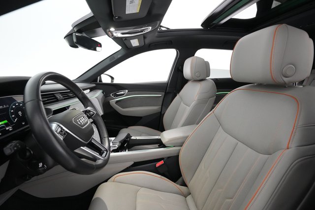 2022 Audi e-tron — photo 15 of 46