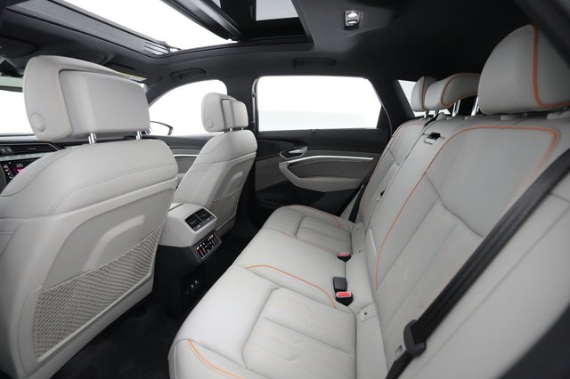 2022 Audi e-tron — photo 16 of 46