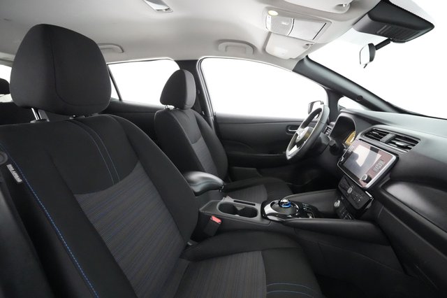 2021 Nissan LEAF — photo 17 of 35
