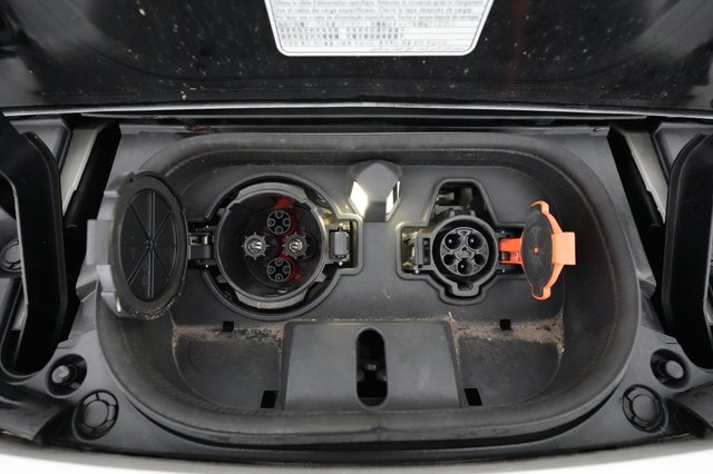 2021 Nissan LEAF — photo 18 of 35