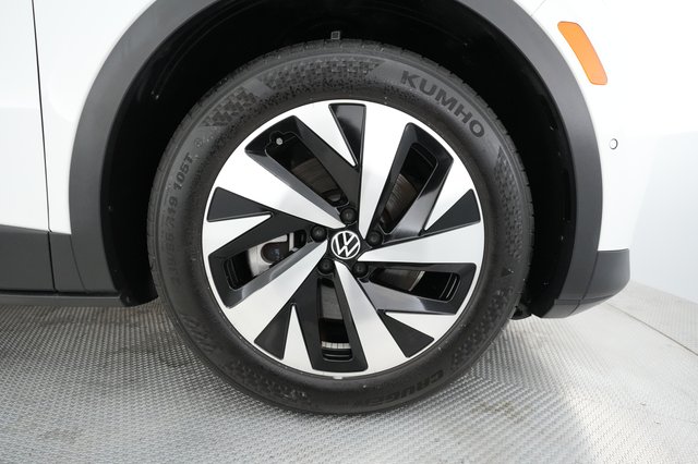 2023 Volkswagen ID.4 — photo 13 of 31