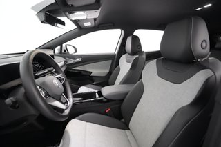 2023 Volkswagen ID.4 — photo 15 of 31