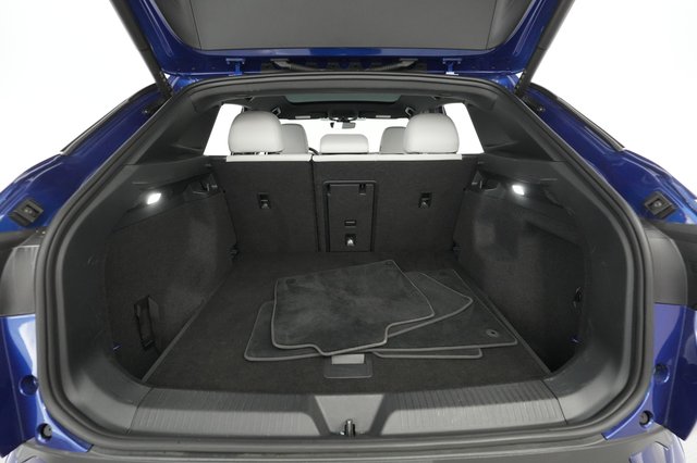 2022 Volkswagen ID.4 — photo 16 of 22