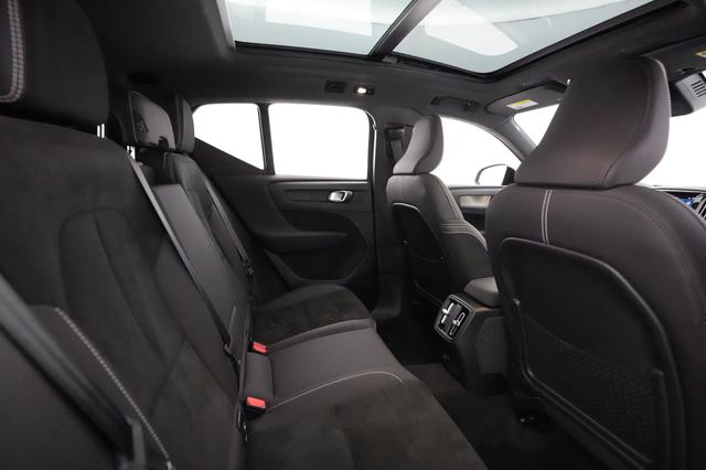 2023 Volvo XC40 Recharge — photo 3 of 32