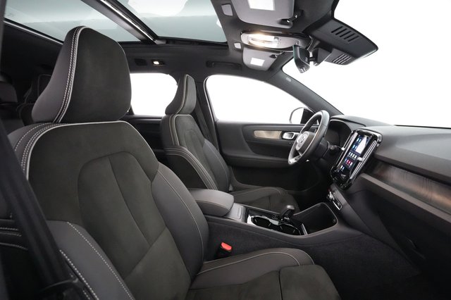 2023 Volvo XC40 Recharge — photo 17 of 32