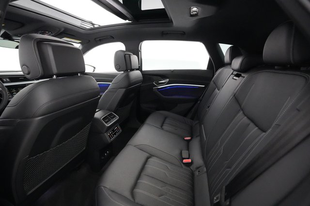 2022 Audi e-tron — photo 16 of 21