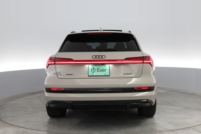 2022 Audi e-tron — photo 8 of 21