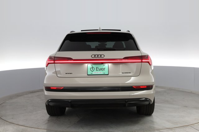 2022 Audi e-tron — photo 8 of 21