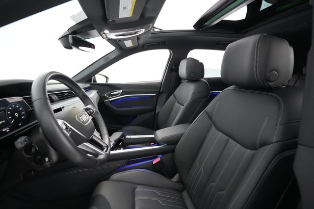 2022 Audi e-tron — photo 15 of 21