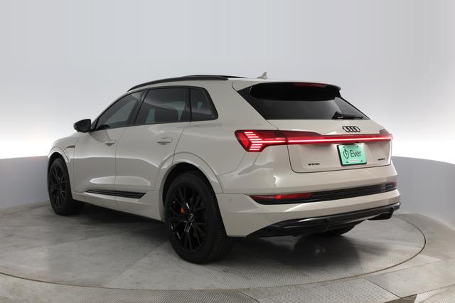 2022 Audi e-tron — photo 9 of 21