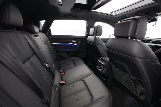 2022 Audi e-tron — photo 3 of 21