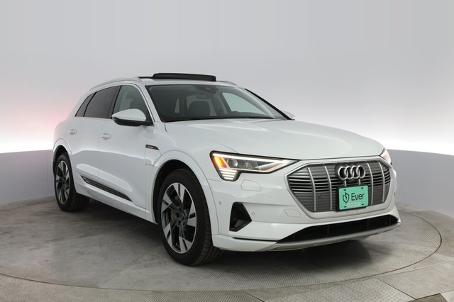 2022 Audi e-tron — photo 12 of 23