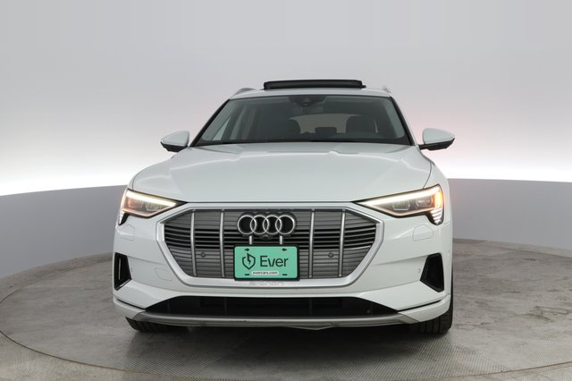 2022 Audi e-tron — photo 15 of 23