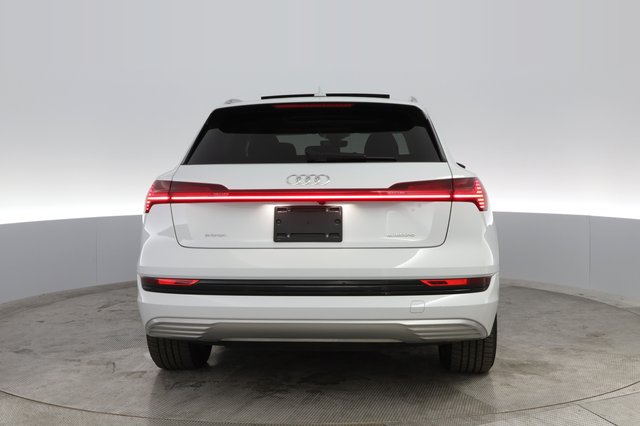 2022 Audi e-tron — photo 14 of 23