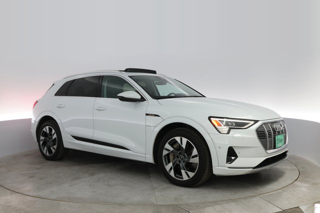 2022 Audi e-tron — photo 11 of 23