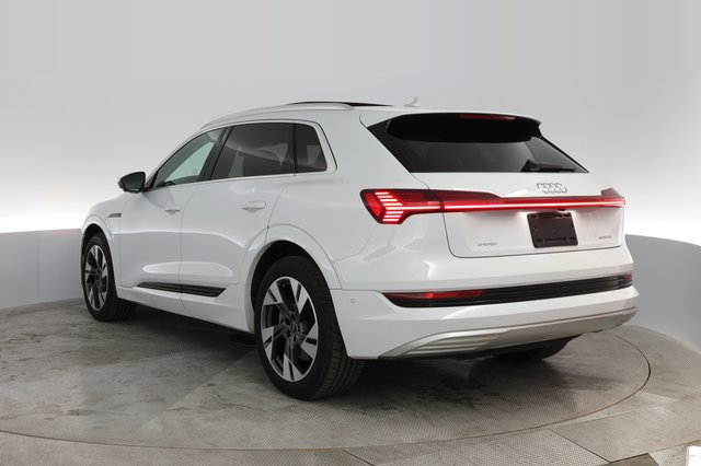 2022 Audi e-tron — photo 13 of 23
