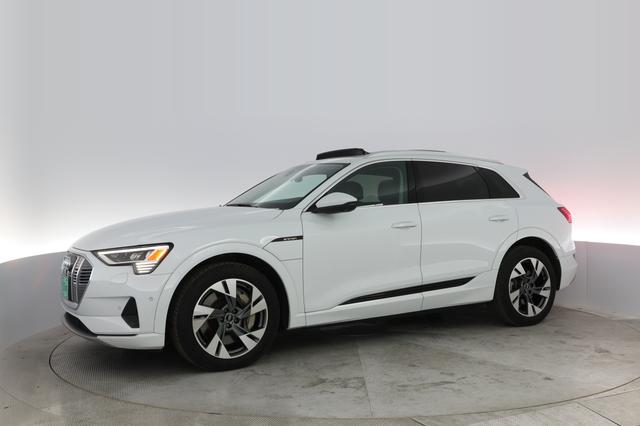 2022 Audi e-tron — photo 10 of 23