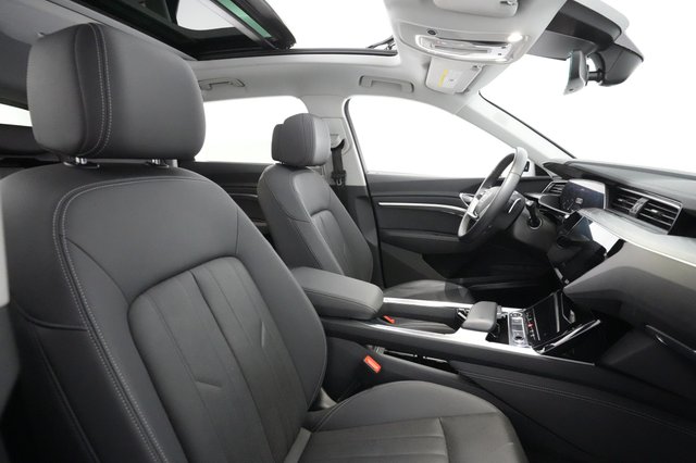 2022 Audi e-tron — photo 20 of 23