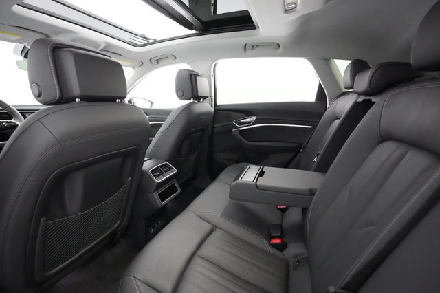 2022 Audi e-tron — photo 19 of 23