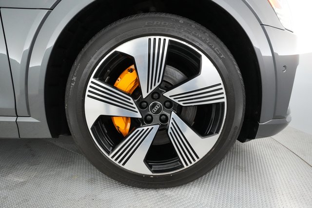 2019 Audi e-tron — photo 13 of 31