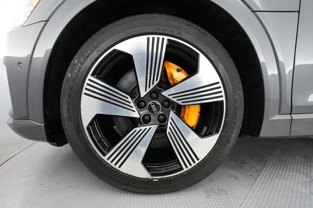 2019 Audi e-tron — photo 11 of 31