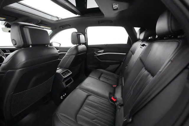 2019 Audi e-tron — photo 16 of 31