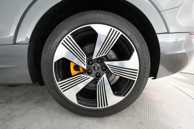 2019 Audi e-tron — photo 12 of 31