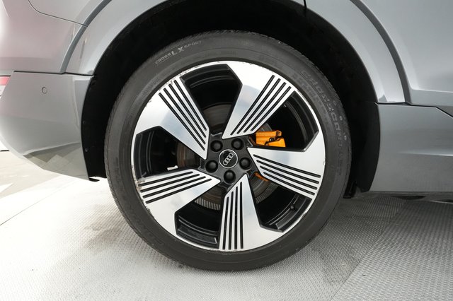 2019 Audi e-tron — photo 14 of 31