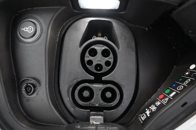 2020 Porsche Taycan — photo 15 of 24