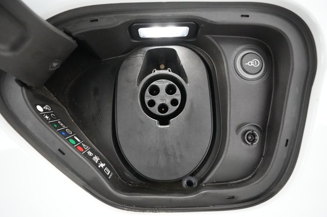 2020 Porsche Taycan — photo 14 of 24