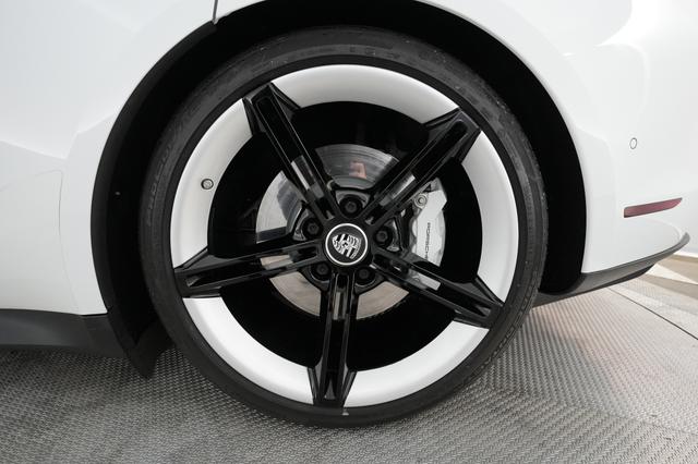 2020 Porsche Taycan — photo 10 of 24