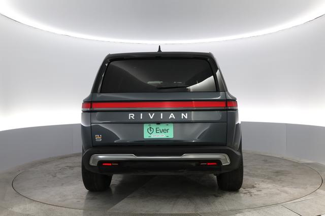 2022 Rivian R1S — photo 9 of 13