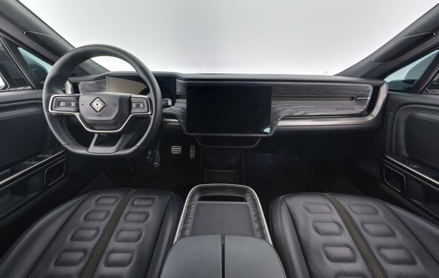 2022 Rivian R1S — photo 17 of 49