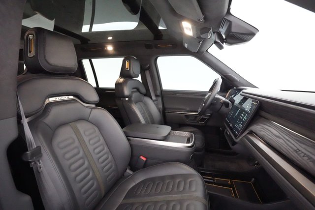 2022 Rivian R1S — photo 21 of 49