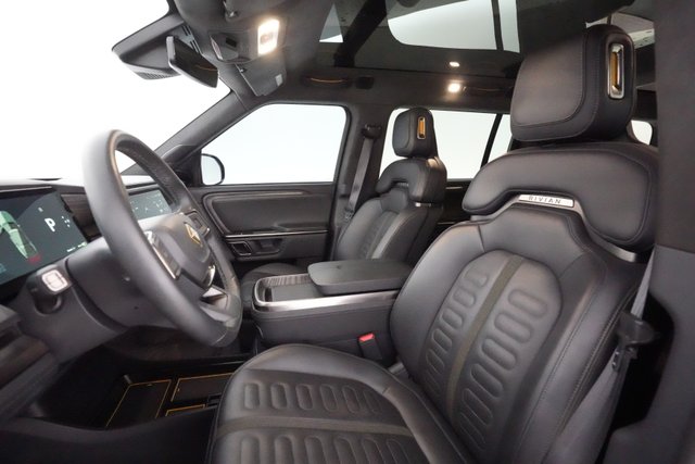 2022 Rivian R1S — photo 19 of 49