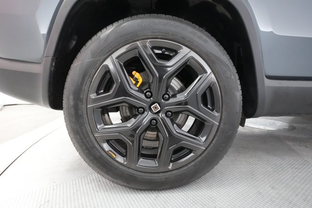 2022 Rivian R1S — photo 16 of 49