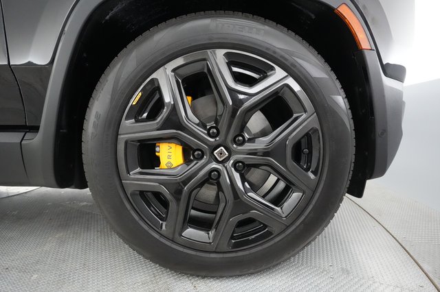 2023 Rivian R1S — photo 13 of 32