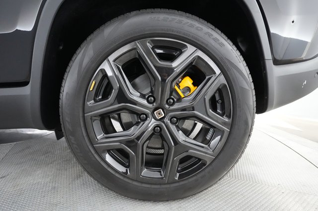 2023 Rivian R1S — photo 12 of 32