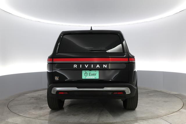 2023 Rivian R1S — photo 8 of 32