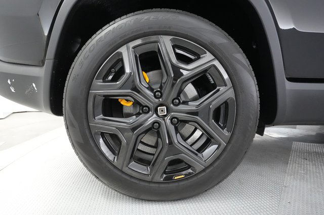 2023 Rivian R1S — photo 14 of 32