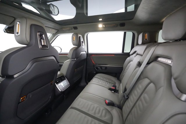 2023 Rivian R1S — photo 16 of 32