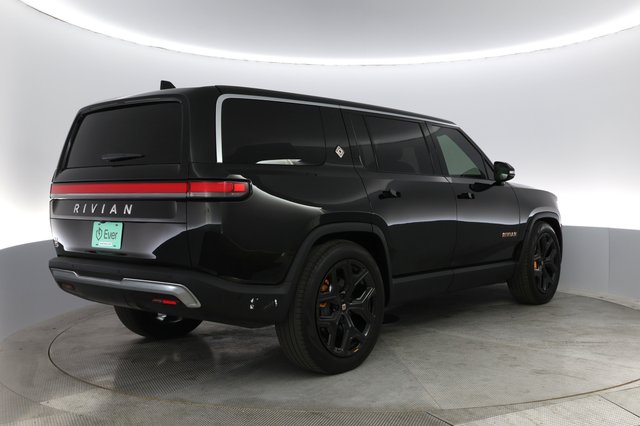2023 Rivian R1S — photo 2 of 32