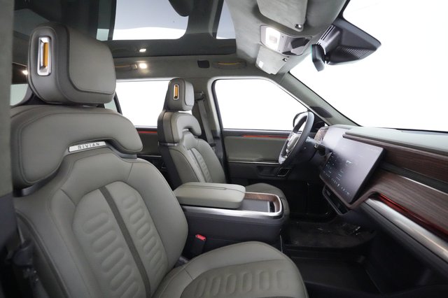 2023 Rivian R1S — photo 17 of 32